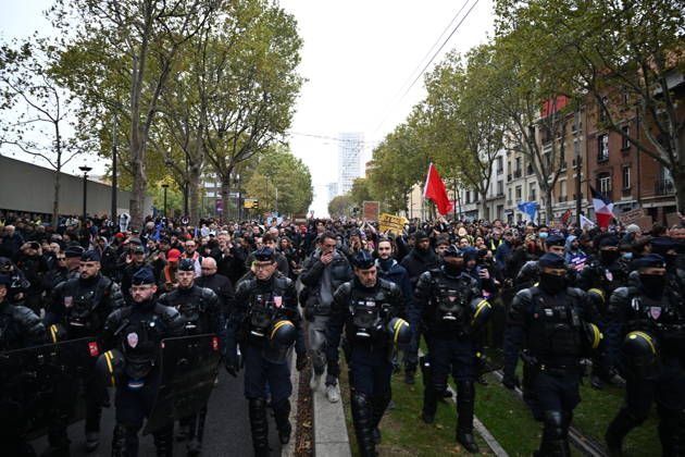 Demonstrators gather near Porte d Italie amid ongoing protests in Paris PARIS, FRANCE - OCTOBER 24: Demonstrators gather near Porte d Italie in southern Paris, chanting slogans ahead of planned marches, while security forces closely monitor the area in Paris, France, on October 24, 2026. Mouneb Taim Anadolu Paris France. Editorial use only. Please get in touch for any other usage.  Copyright: x2026xAnadoluxMounebxTaimx