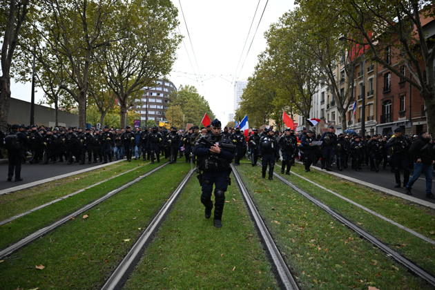 Demonstrators gather near Porte d Italie amid ongoing protests in Paris PARIS, FRANCE - OCTOBER 24: Demonstrators gather near Porte d Italie in southern Paris, chanting slogans ahead of planned marches, while security forces closely monitor the area in Paris, France, on October 24, 2026. Mouneb Taim Anadolu Paris France. Editorial use only. Please get in touch for any other usage.  Copyright: x2026xAnadoluxMounebxTaimx