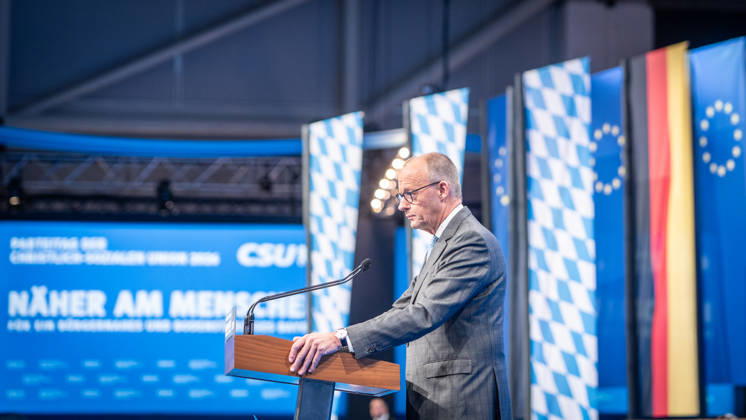 Bundeskanzler Friedrich Merz spricht vor dem CSU-Parteitag in München;Parteitag der CSU in München, München Bayern Deutschland Messegelände München