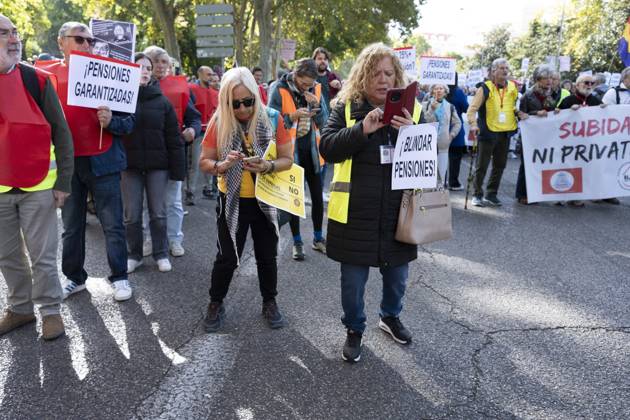 October 24, 2026, Madrid, Spain: Several people carrying signs in favor of public pensions take part in a demonstration supporting the public pension system and access to housing in Madrid, Spain. Madrid Spain  - ZUMAs197 20261024_aaa_s197_049 Copyright: xAtilanoxGarciax