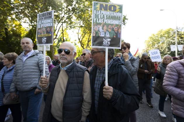 October 24, 2026, Madrid, Spain: Several people carrying signs in favor of public pensions take part in a demonstration supporting the public pension system and access to housing in Madrid, Spain. Madrid Spain  - ZUMAs197 20261024_aaa_s197_050 Copyright: xAtilanoxGarciax