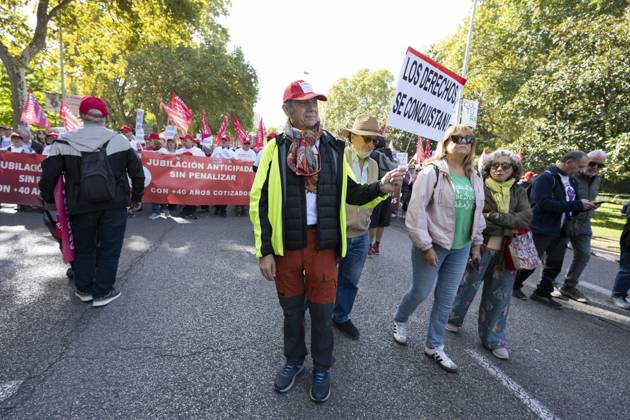 October 24, 2026, Madrid, Spain: Several people carrying signs in favor of public pensions take part in a demonstration supporting the public pension system and access to housing in Madrid, Spain. Madrid Spain  - ZUMAs197 20261024_aaa_s197_056 Copyright: xAtilanoxGarciax