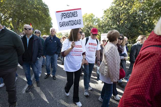 October 24, 2026, Madrid, Spain: Several people carrying signs in favor of public pensions take part in a demonstration supporting the public pension system and access to housing in Madrid, Spain. Madrid Spain  - ZUMAs197 20261024_aaa_s197_057 Copyright: xAtilanoxGarciax