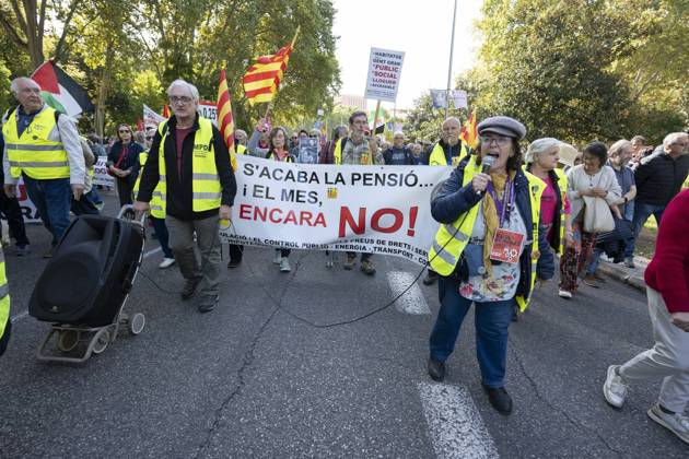 October 24, 2026, Madrid, Spain: Several people carrying signs in favor of public pensions take part in a demonstration supporting the public pension system and access to housing in Madrid, Spain. Madrid Spain  - ZUMAs197 20261024_aaa_s197_061 Copyright: xAtilanoxGarciax