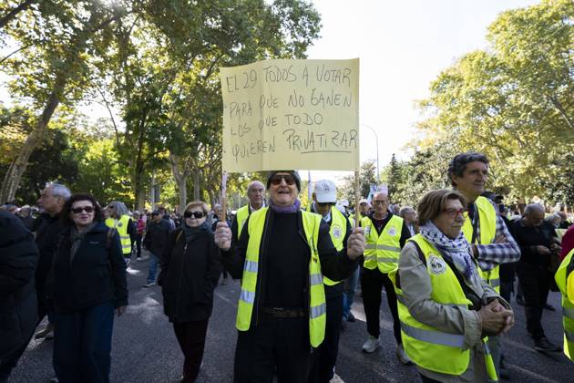 October 24, 2026, Madrid, Spain: A person holding a sign in favor of public pensions participates in a demonstration supporting the public pension system and access to housing in Madrid, Spain. Madrid Spain  - ZUMAs197 20261024_aaa_s197_063 Copyright: xAtilanoxGarciax
