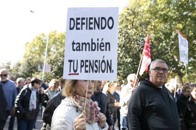 October 24, 2026, Madrid, Spain: A person holding a sign in favor of public pensions participates in a demonstration supporting the public pension system and access to housing in Madrid, Spain. Madrid Spain  - ZUMAs197 20261024_aaa_s197_069 Copyright: xAtilanoxGarciax