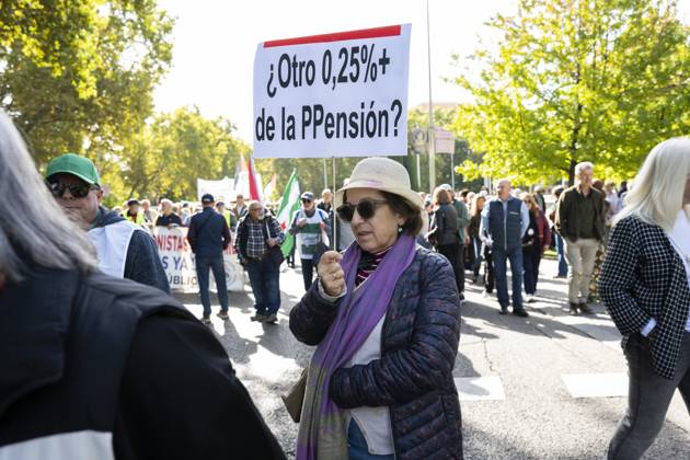 October 24, 2026, Madrid, Spain: A person holding a sign in favor of public pensions participates in a demonstration supporting the public pension system and access to housing in Madrid, Spain. Madrid Spain  - ZUMAs197 20261024_aaa_s197_068 Copyright: xAtilanoxGarciax