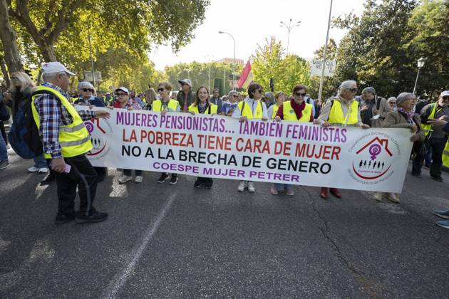 October 24, 2026, Madrid, Spain: Several people carrying signs in favor of public pensions take part in a demonstration supporting the public pension system and access to housing in Madrid, Spain. Madrid Spain  - ZUMAs197 20261024_aaa_s197_070 Copyright: xAtilanoxGarciax