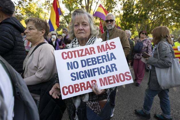 October 24, 2026, Madrid, Spain: A person holding a sign in favor of public pensions participates in a demonstration supporting the public pension system and access to housing in Madrid, Spain. Madrid Spain  - ZUMAs197 20261024_aaa_s197_071 Copyright: xAtilanoxGarciax