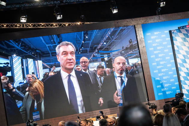 Bundeskanzler Friedrich Merz mit dem CSU-Parteivorsitzenden Markus Söder auf dem Parteitag, gemeinsam auf der LED-Wand hinter der Bühne während ihres Einmarsches in die Veranstaltungshalle - Söder first - Merz second;Parteitag der CSU in München, München Bayern Deutschland Messegelände München