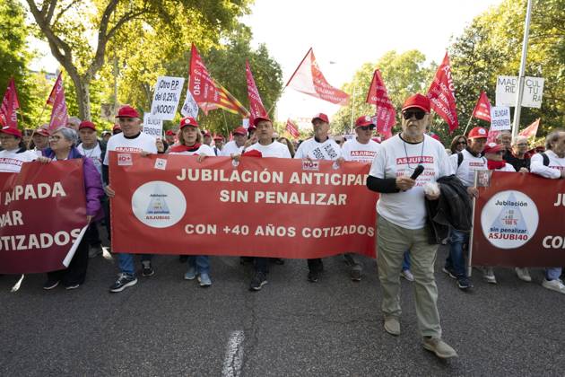 October 24, 2026, Madrid, Spain: Several people carrying signs in favor of public pensions take part in a demonstration supporting the public pension system and access to housing in Madrid, Spain. Madrid Spain  - ZUMAs197 20261024_aaa_s197_074 Copyright: xAtilanoxGarciax
