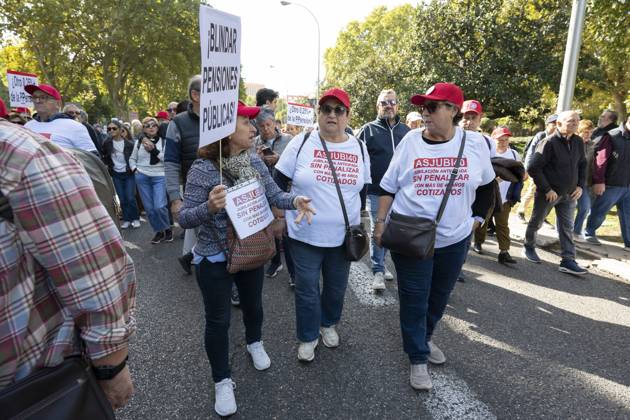 October 24, 2026, Madrid, Spain: Several people carrying signs in favor of public pensions take part in a demonstration supporting the public pension system and access to housing in Madrid, Spain. Madrid Spain  - ZUMAs197 20261024_aaa_s197_064 Copyright: xAtilanoxGarciax