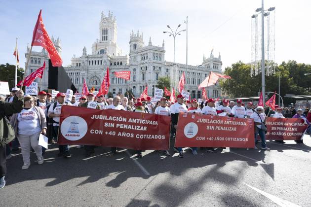 October 24, 2026, Madrid, Spain: Several people carrying signs in favor of public pensions take part in a demonstration supporting the public pension system and access to housing in Madrid, Spain. Madrid Spain  - ZUMAs197 20261024_aaa_s197_077 Copyright: xAtilanoxGarciax