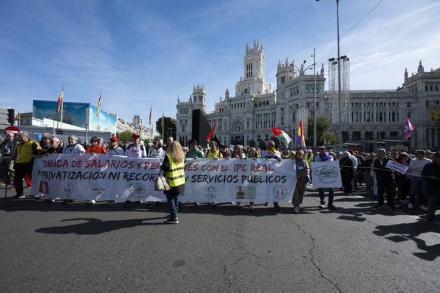 October 24, 2026, Madrid, Spain: Several people carrying signs in favor of public pensions take part in a demonstration supporting the public pension system and access to housing in Madrid, Spain. Madrid Spain  - ZUMAs197 20261024_aaa_s197_078 Copyright: xAtilanoxGarciax