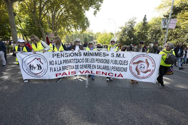 October 24, 2026, Madrid, Spain: Several people carrying signs in favor of public pensions take part in a demonstration supporting the public pension system and access to housing in Madrid, Spain. Madrid Spain  - ZUMAs197 20261024_aaa_s197_079 Copyright: xAtilanoxGarciax