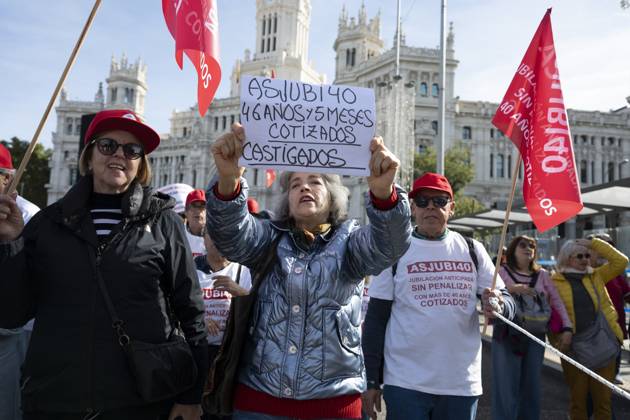 October 24, 2026, Madrid, Spain: Several people carrying signs in favor of public pensions take part in a demonstration supporting the public pension system and access to housing in Madrid, Spain. Madrid Spain  - ZUMAs197 20261024_aaa_s197_080 Copyright: xAtilanoxGarciax