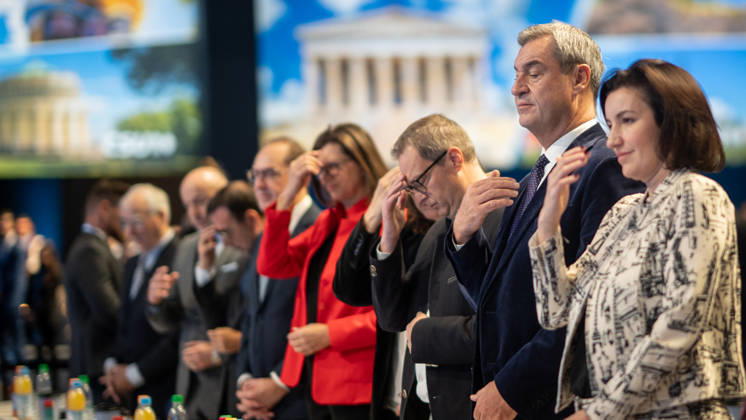 Gemeinsames Gebet zu Beginn des zweiten Veranstaltungstags mit Markus Söder, Dorothee Doro Bär, Martin Huber, Ilse Aigner, Alexander Dobrindt und anderen;Parteitag der CSU in München, München Bayern Deutschland Messegelände München