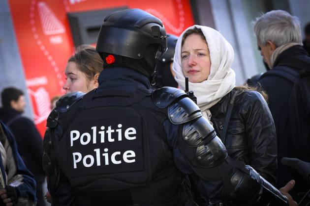 Extreme Left And Citizen Activists Protest 24 10 2026 BRUSSELS, BELGIUM - OCTOBER 24 : Police and demonstrators pictured during illegal demonstration the centre of Brussels against budget measures on October 24, 2026 in Brussels, Belgium, 24 10 2026 Brussels Belgium  Copyright: xPhilipxReynaersx