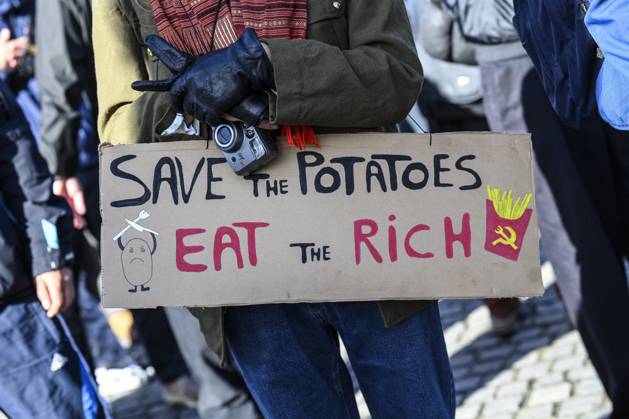 Extreme Left And Citizen Activists Protest 24 10 2026 BRUSSELS, BELGIUM - OCTOBER 24 : Police and demonstrators pictured during illegal demonstration the centre of Brussels against budget measures on October 24, 2026 in Brussels, Belgium, 24 10 2026 Brussels Belgium  Copyright: xPhilipxReynaersx