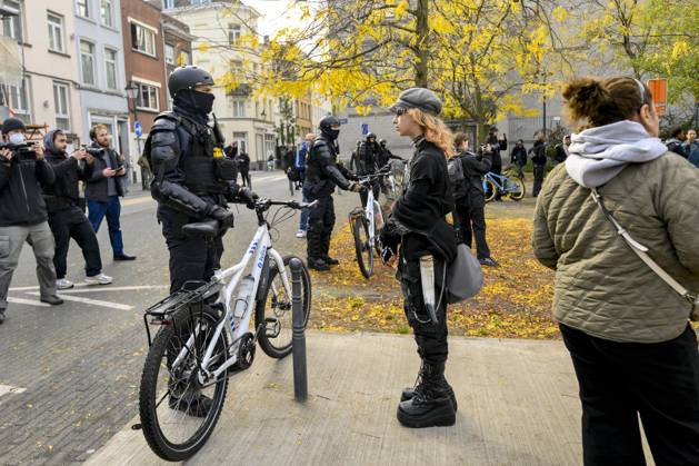 Extreme Left And Citizen Activists Protest 24 10 2026 BRUSSELS, BELGIUM - OCTOBER 24 : Police and demonstrators pictured during illegal demonstration the centre of Brussels against budget measures on October 24, 2026 in Brussels, Belgium, 24 10 2026 Brussels Belgium  Copyright: xPhilipxReynaersx