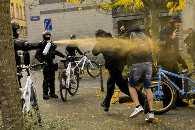 Extreme Left And Citizen Activists Protest 24 10 2026 BRUSSELS, BELGIUM - OCTOBER 24 : Police and demonstrators pictured during illegal demonstration the centre of Brussels against budget measures on October 24, 2026 in Brussels, Belgium, 24 10 2026 Brussels Belgium  Copyright: xPhilipxReynaersx