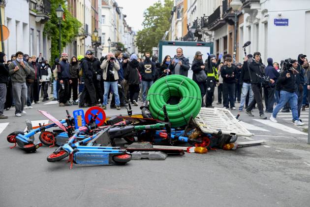 Extreme Left And Citizen Activists Protest 24 10 2026 BRUSSELS, BELGIUM - OCTOBER 24 : Police and demonstrators pictured during illegal demonstration the centre of Brussels against budget measures on October 24, 2026 in Brussels, Belgium, 24 10 2026 Brussels Belgium  Copyright: xPhilipxReynaersx
