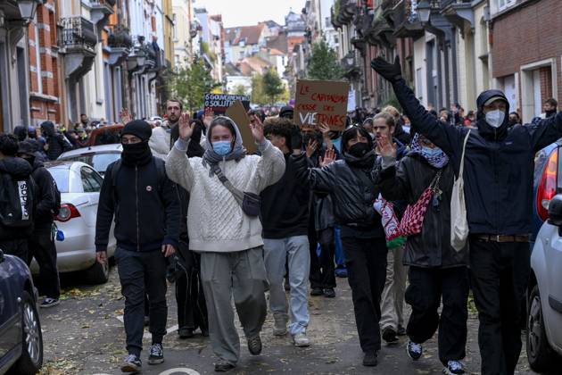 Extreme Left And Citizen Activists Protest 24 10 2026 BRUSSELS, BELGIUM - OCTOBER 24 : Police and demonstrators pictured during illegal demonstration the centre of Brussels against budget measures on October 24, 2026 in Brussels, Belgium, 24 10 2026 Brussels Belgium  Copyright: xPhilipxReynaersx