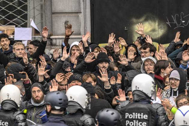 Extreme Left And Citizen Activists Protest 24 10 2026 BRUSSELS, BELGIUM - OCTOBER 24 : Police corralling demonstrators pictured during illegal demonstration the centre of Brussels against budget measures on October 24, 2026 in Brussels, Belgium, 24 10 2026 Brussels Belgium  Copyright: xPhilipxReynaersx