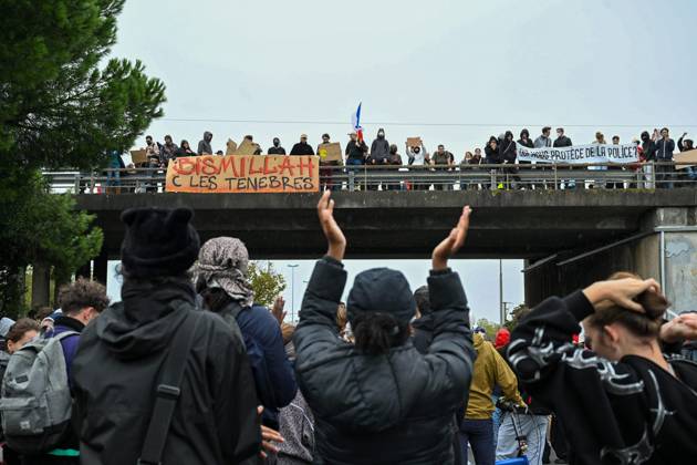 RECORD DATE NOT STATED OCTOBER 24 PROTESTS PHOTOPQR SUD OUEST XAVIER LEOTY Protest in La Rochelle, October 24, 2026 OCTOBER 24 PROTESTS France Oct. 24, 2026 Another day of protests this Saturday, and amid fears of renewed violence and looting, restrictions on freedom of movement and assembly have multiplied, drawing sharp criticism from civil liberties groups France  Copyright: xPHOTOPQR SUDxOUEST MAXPPPxXAVIERxLEOTYx 20261024SDO6564 20261024SDO7100