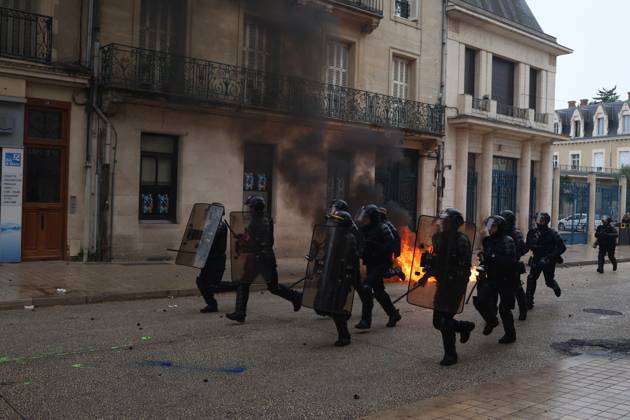 RECORD DATE NOT STATED OCTOBER 24 PROTESTS PHOTOPQR LA NOUVELLE REPUBLIQUE Mathieu Herduin Poitiers The protest called for by the Yellow Vests in Poitiers, October 26, 2026 France Oct. 24, 2026 Another day of protests this Saturday, and amid fears of renewed violence and looting, restrictions on freedom of movement and assembly have multiplied, drawing sharp criticism from civil liberties groups Poitiers, France  Copyright: xPHOTOPQR LAxNOUVELLExREPUBLIQUE xMathieuxHerduinx 20261024NRC7215 20261024NRC7215