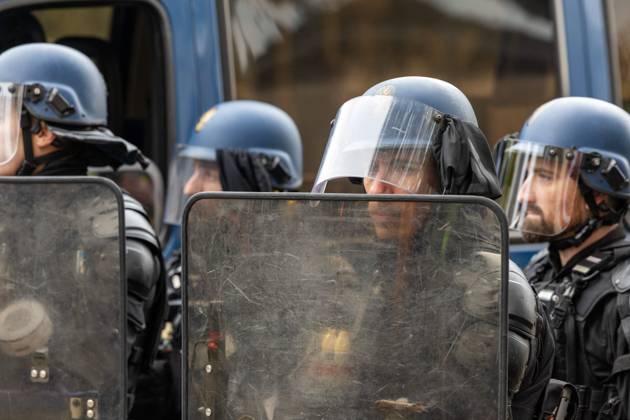 YELLOW VESTS ACT II ANNECY PHOTOPQR LE DAUPHINE Tom PHAM VAN SUU Annecy, October 24, 2026 In Annecy, Haute-Savoie, October 24, 2026: A day of Yellow Vest protests in Annecy. In our photo: Law enforcement officers facing off against protesters. Photo by Tom Pham Van Suu, Le Dauphiné Libéré, France, Oct. 24, 2026. Another day of protests this Saturday, and amid fears of renewed violence and looting, restrictions on freedom of movement and assembly have multiplied, drawing sharp criticism from civil liberties groups. Annecy, Haute-Savoie, Rhône-Alpes, France Copyright: xPHOTOPQR LExDAUPHINE MAXPPPxTomxPHAMxVANxSUUx 20261024JDL7235 20261024JDL7235