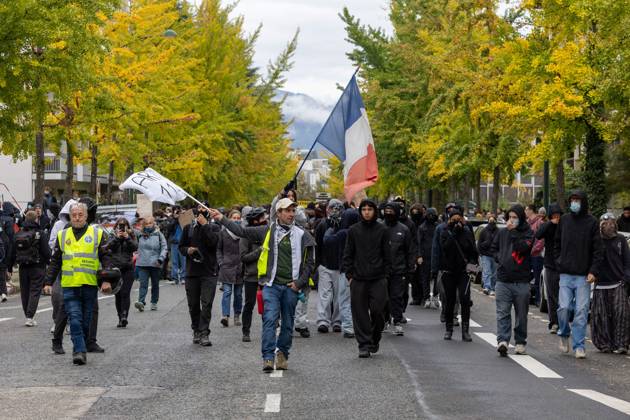 YELLOW VESTS ACT II ANNECY PHOTOPQR LE DAUPHINE Tom PHAM VAN SUU Annecy Oct. 24, 2026 In Annecy, Haute-Savoie, October 24, 2026: Day of mobilization for the Yellow Vests in Annecy. In our photo: Photo by Tom Pham Van Suu, Le Dauphiné Libéré, France, Oct. 24, 2026. Another day of protests this Saturday, and amid fears of renewed violence and looting, restrictions on freedom of movement and assembly have multiplied, drawing sharp criticism from civil liberties groups. Annecy, Haute-Savoie, Rhône-Alpes, France Copyright: xPHOTOPQR LExDAUPHINE MAXPPPxTomxPHAMxVANxSUUx 20261024JDL7295 20261024JDL7295