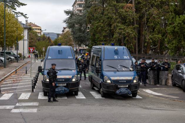 YELLOW VESTS ACT II ANNECY PHOTOPQR LE DAUPHINE Tom PHAM VAN SUU Annecy Oct. 24, 2026 In Annecy, Haute-Savoie, October 24, 2026: Day of mobilization for the Yellow Vests in Annecy. In our photo: Security measures in front of the prefecture. Photo by Tom Pham Van Suu, Le Dauphiné Libéré, France, Oct. 24, 2026. Another day of protests this Saturday, and amid fears of renewed violence and looting, restrictions on freedom of movement and assembly have multiplied, drawing sharp criticism from civil liberties groups. Annecy, Haute-Savoie, Rhône-Alpes, France Copyright: xPHOTOPQR LExDAUPHINE MAXPPPxTomxPHAMxVANxSUUx 20261024JDL7304 20261024JDL7304