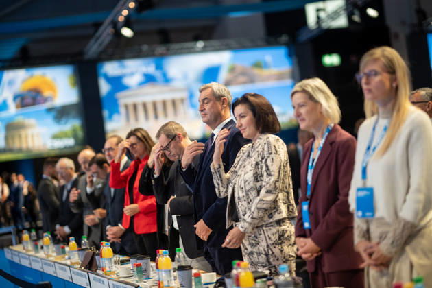 Gemeinsames Gebet zu Beginn des zweiten Veranstaltungstags mit Markus Söder, Dorothee Doro Bär, Martin Huber, Ilse Aigner, Alexander Dobrindt und anderen;Parteitag der CSU in München, München Bayern Deutschland Messegelände München