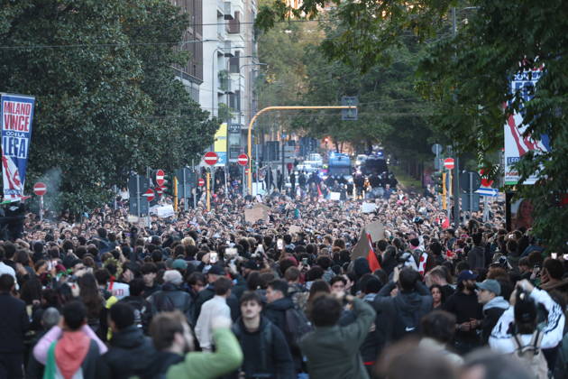 RECORD DATE NOT STATED IPA90120165 - Protest Against Rising Living Costs: Milan, October 24, 2026—The march from Piazza della Repubblica heads toward Porta Venezia Copyright: xx xFrancescoxEnriquezx IPA90120165