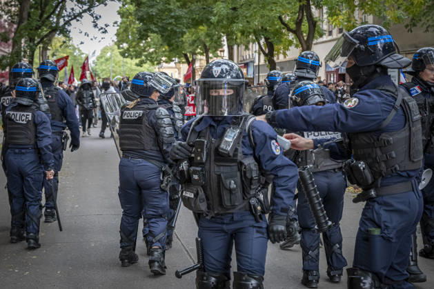 24.10.2026, Lothringen, Metz. Erneut demonstrieren am Samstag mehrere hundert Menschen im franzoesischen Metz. Schueler, Studenten, Gewerkschaften und Gelbwesten versammeln sich auf dem Place de la Republique. Von dort ziehen sie durch die Innenstadt vor das Centre Pompidou Metz. Begleitet von starken Polizeikraeften verlaeuft die Versammlung bis zum Nachmittag friedlich.