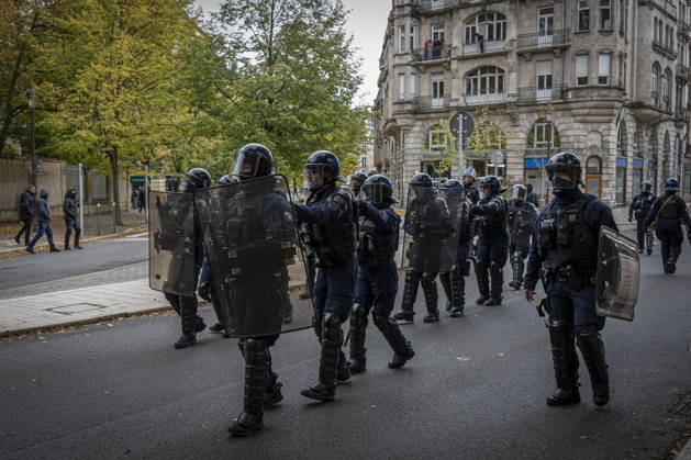 24.10.2026, Lothringen, Metz. Erneut demonstrieren am Samstag mehrere hundert Menschen im franzoesischen Metz. Schueler, Studenten, Gewerkschaften und Gelbwesten versammeln sich auf dem Place de la Republique. Von dort ziehen sie durch die Innenstadt vor das Centre Pompidou Metz. Begleitet von starken Polizeikraeften verlaeuft die Versammlung bis zum Nachmittag friedlich.