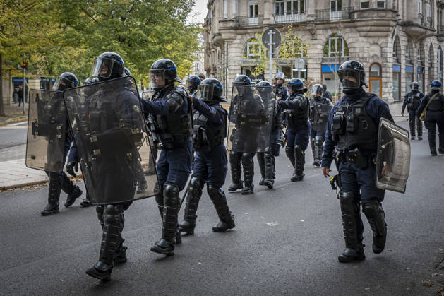 24.10.2026, Lothringen, Metz. Erneut demonstrieren am Samstag mehrere hundert Menschen im franzoesischen Metz. Schueler, Studenten, Gewerkschaften und Gelbwesten versammeln sich auf dem Place de la Republique. Von dort ziehen sie durch die Innenstadt vor das Centre Pompidou Metz. Begleitet von starken Polizeikraeften verlaeuft die Versammlung bis zum Nachmittag friedlich.