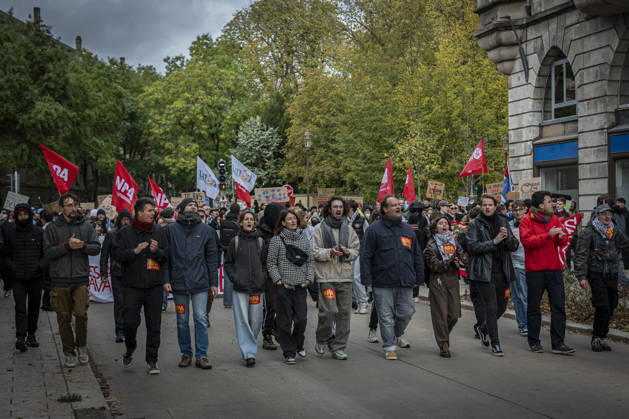 24.10.2026, Lothringen, Metz. Erneut demonstrieren am Samstag mehrere hundert Menschen im franzoesischen Metz. Schueler, Studenten, Gewerkschaften und Gelbwesten versammeln sich auf dem Place de la Republique. Von dort ziehen sie durch die Innenstadt vor das Centre Pompidou Metz. Begleitet von starken Polizeikraeften verlaeuft die Versammlung bis zum Nachmittag friedlich.