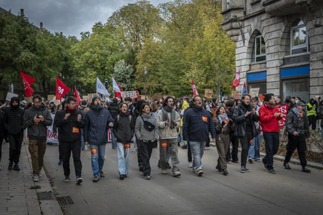 24.10.2026, Lothringen, Metz. Erneut demonstrieren am Samstag mehrere hundert Menschen im franzoesischen Metz. Schueler, Studenten, Gewerkschaften und Gelbwesten versammeln sich auf dem Place de la Republique. Von dort ziehen sie durch die Innenstadt vor das Centre Pompidou Metz. Begleitet von starken Polizeikraeften verlaeuft die Versammlung bis zum Nachmittag friedlich.