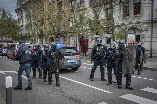 24.10.2026, Lothringen, Metz. Erneut demonstrieren am Samstag mehrere hundert Menschen im franzoesischen Metz. Schueler, Studenten, Gewerkschaften und Gelbwesten versammeln sich auf dem Place de la Republique. Von dort ziehen sie durch die Innenstadt vor das Centre Pompidou Metz. Begleitet von starken Polizeikraeften verlaeuft die Versammlung bis zum Nachmittag friedlich.