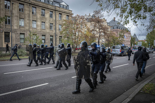 24.10.2026, Lothringen, Metz. Erneut demonstrieren am Samstag mehrere hundert Menschen im franzoesischen Metz. Schueler, Studenten, Gewerkschaften und Gelbwesten versammeln sich auf dem Place de la Republique. Von dort ziehen sie durch die Innenstadt vor das Centre Pompidou Metz. Begleitet von starken Polizeikraeften verlaeuft die Versammlung bis zum Nachmittag friedlich.