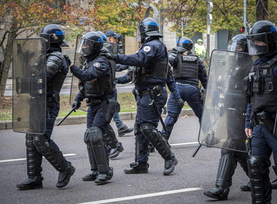 24.10.2026, Lothringen, Metz. Erneut demonstrieren am Samstag mehrere hundert Menschen im franzoesischen Metz. Schueler, Studenten, Gewerkschaften und Gelbwesten versammeln sich auf dem Place de la Republique. Von dort ziehen sie durch die Innenstadt vor das Centre Pompidou Metz. Begleitet von starken Polizeikraeften verlaeuft die Versammlung bis zum Nachmittag friedlich.