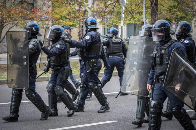 24.10.2026, Lothringen, Metz. Erneut demonstrieren am Samstag mehrere hundert Menschen im franzoesischen Metz. Schueler, Studenten, Gewerkschaften und Gelbwesten versammeln sich auf dem Place de la Republique. Von dort ziehen sie durch die Innenstadt vor das Centre Pompidou Metz. Begleitet von starken Polizeikraeften verlaeuft die Versammlung bis zum Nachmittag friedlich.
