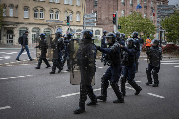 24.10.2026, Lothringen, Metz. Erneut demonstrieren am Samstag mehrere hundert Menschen im franzoesischen Metz. Schueler, Studenten, Gewerkschaften und Gelbwesten versammeln sich auf dem Place de la Republique. Von dort ziehen sie durch die Innenstadt vor das Centre Pompidou Metz. Begleitet von starken Polizeikraeften verlaeuft die Versammlung bis zum Nachmittag friedlich.
