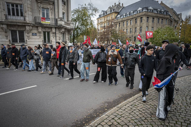 24.10.2026, Lothringen, Metz. Erneut demonstrieren am Samstag mehrere hundert Menschen im franzoesischen Metz. Schueler, Studenten, Gewerkschaften und Gelbwesten versammeln sich auf dem Place de la Republique. Von dort ziehen sie durch die Innenstadt vor das Centre Pompidou Metz. Begleitet von starken Polizeikraeften verlaeuft die Versammlung bis zum Nachmittag friedlich.