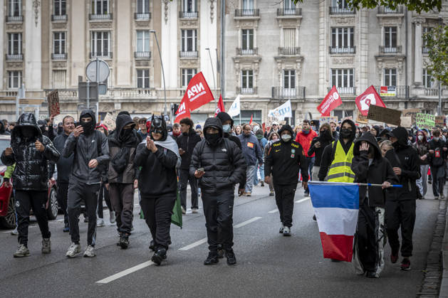 24.10.2026, Lothringen, Metz. Erneut demonstrieren am Samstag mehrere hundert Menschen im franzoesischen Metz. Schueler, Studenten, Gewerkschaften und Gelbwesten versammeln sich auf dem Place de la Republique. Von dort ziehen sie durch die Innenstadt vor das Centre Pompidou Metz. Begleitet von starken Polizeikraeften verlaeuft die Versammlung bis zum Nachmittag friedlich.