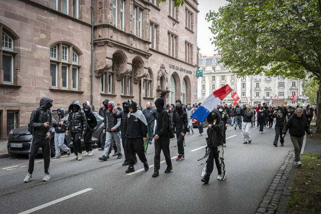 24.10.2026, Lothringen, Metz. Erneut demonstrieren am Samstag mehrere hundert Menschen im franzoesischen Metz. Schueler, Studenten, Gewerkschaften und Gelbwesten versammeln sich auf dem Place de la Republique. Von dort ziehen sie durch die Innenstadt vor das Centre Pompidou Metz. Begleitet von starken Polizeikraeften verlaeuft die Versammlung bis zum Nachmittag friedlich.