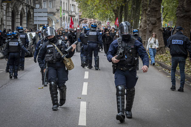 24.10.2026, Lothringen, Metz. Erneut demonstrieren am Samstag mehrere hundert Menschen im franzoesischen Metz. Schueler, Studenten, Gewerkschaften und Gelbwesten versammeln sich auf dem Place de la Republique. Von dort ziehen sie durch die Innenstadt vor das Centre Pompidou Metz. Begleitet von starken Polizeikraeften verlaeuft die Versammlung bis zum Nachmittag friedlich.