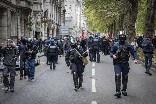 24.10.2026, Lothringen, Metz. Erneut demonstrieren am Samstag mehrere hundert Menschen im franzoesischen Metz. Schueler, Studenten, Gewerkschaften und Gelbwesten versammeln sich auf dem Place de la Republique. Von dort ziehen sie durch die Innenstadt vor das Centre Pompidou Metz. Begleitet von starken Polizeikraeften verlaeuft die Versammlung bis zum Nachmittag friedlich.
